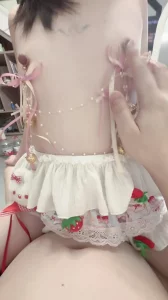（个人原创）00年平胸母狗戴乳夹乘骑做爱